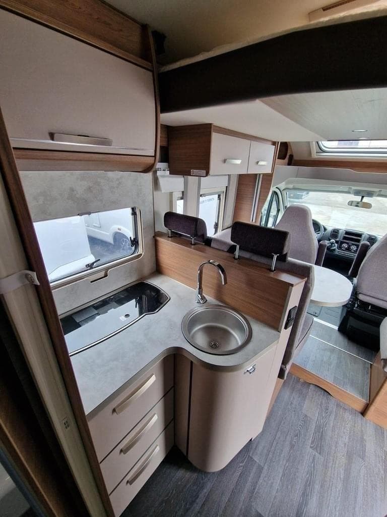 Foto 5 AUTOCARAVANA CAMA ISLA 4 PLAZAS KNAUS
