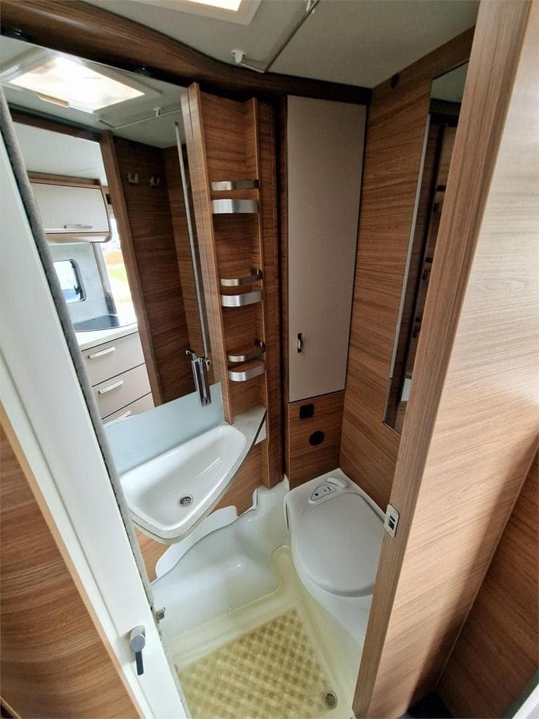 Foto 10 AUTOCARAVANA INTEGRAL KNAUS SEMINUEVA