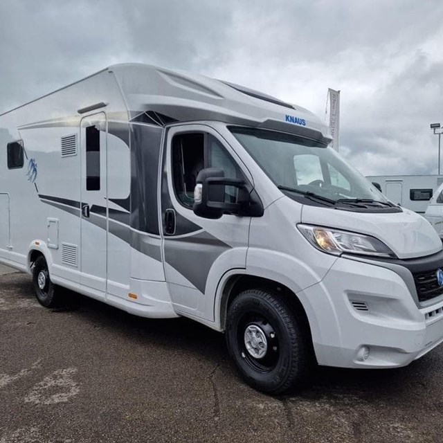 AUTOCARAVANA PERFILADA CAMA ISLA KNAUS LIVE WAVE 650 MX 