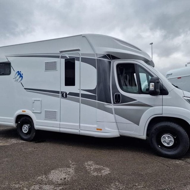 AUTOCARAVANA PERFILADA CAMA ISLA KNAUS LIVE WAVE 650 MX 