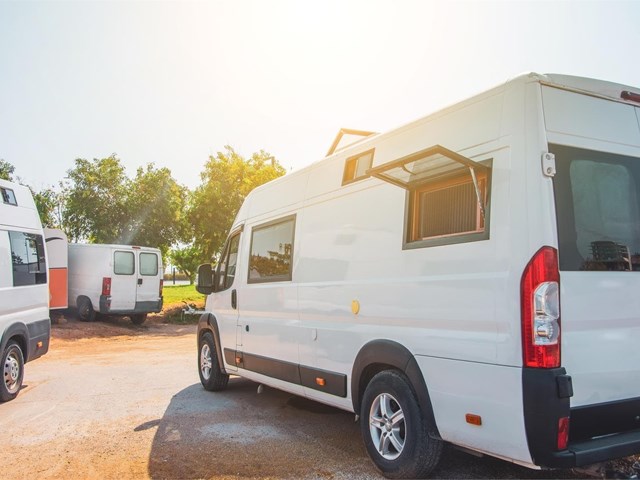 ¡La mejor opción en alquiler de furgonetas camper en Caravanas Costa! 