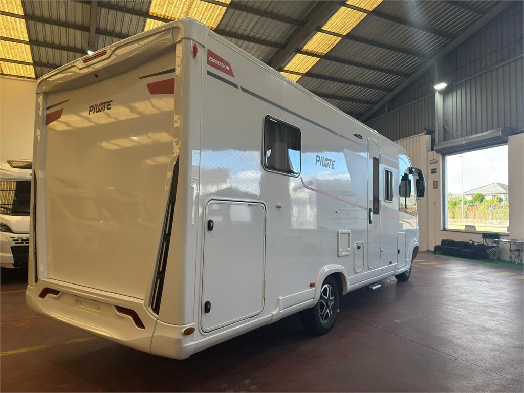 Foto 12 NUEVA AUTOCARAVANA INTEGRAL PILOTE G740 FC EXPRESSION CAMA ISLA 