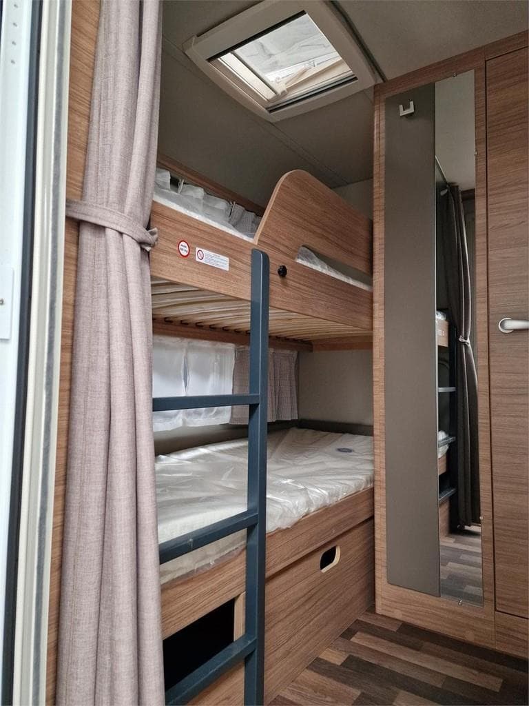 Foto 3 WEINSBERG CARAONE 480 QDK EDICION HOT EN ASTURIAS